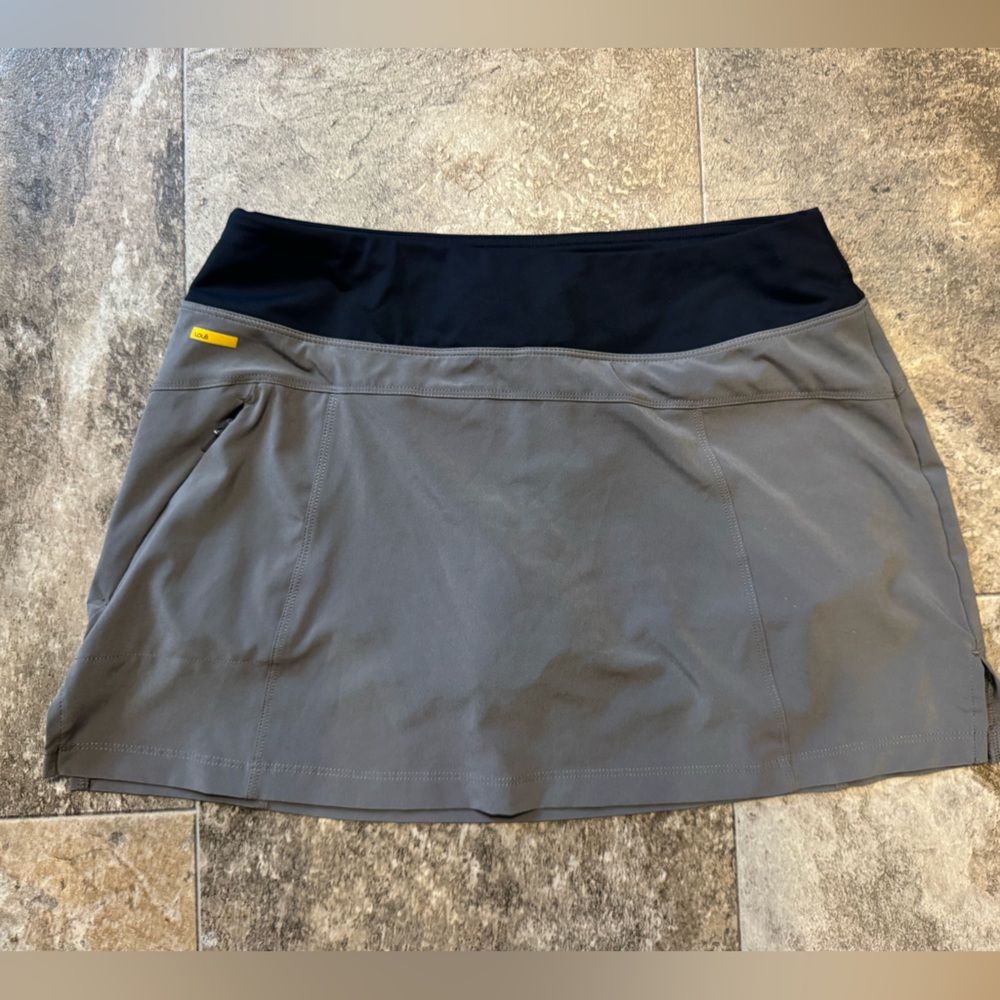 LOLË gray and black short skirt with built in shorts